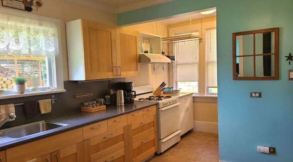 Fully equipped kitchen: includes coffee maker, French press, kettle, microwave