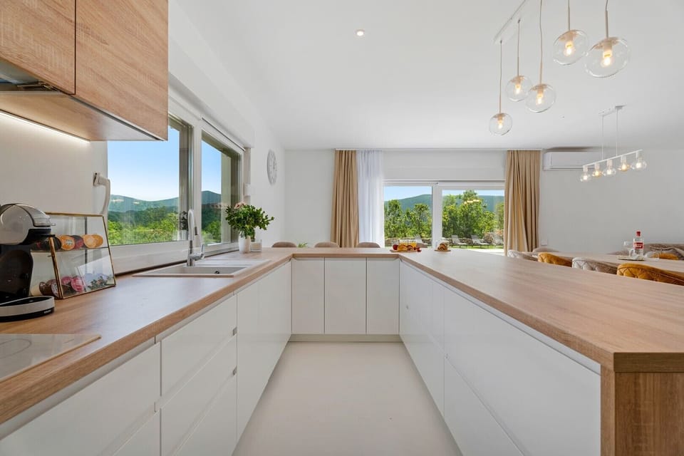 Luxurious accommodation for 8+2 located only 16km from Makarska Riviera
