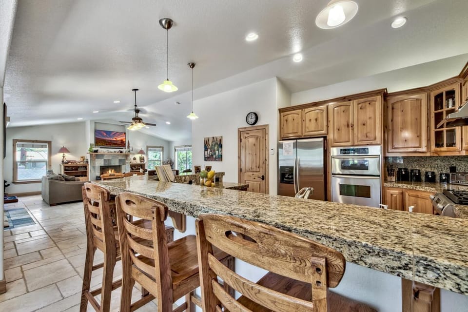 Barstool-seating for 6 at the breakfast bar!