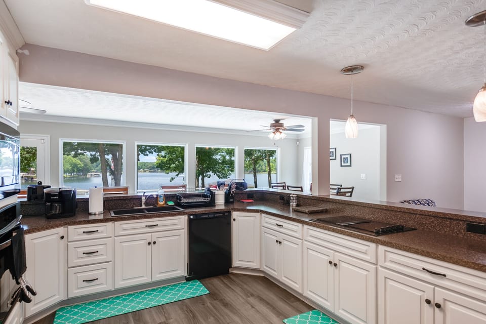 Roomy Kitchen: A Pleasure for All, Cooking Enthusiast or Not.