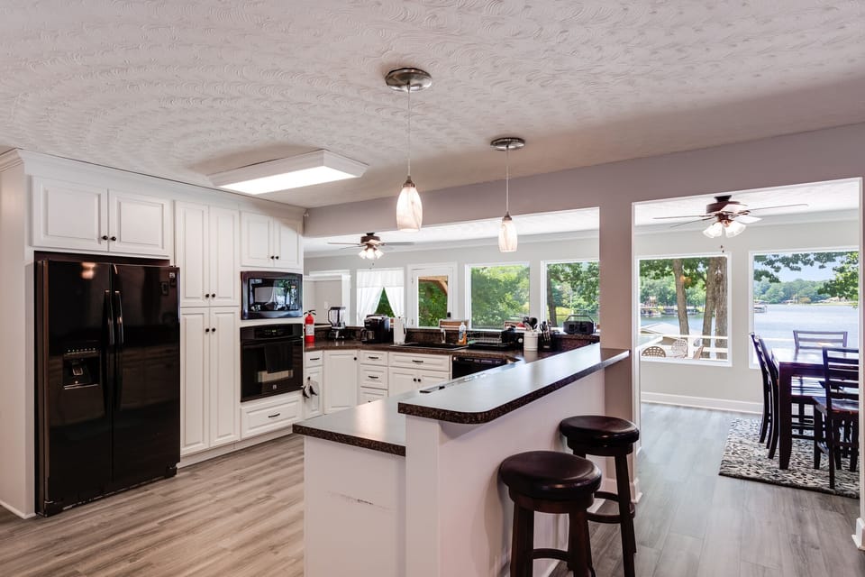 Roomy Kitchen: A Pleasure for All, Cooking Enthusiast or Not.