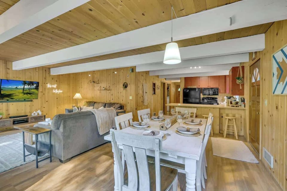 Gather around the dining table with seating for 6, plus 4 more at the breakfast bar—great for group meals