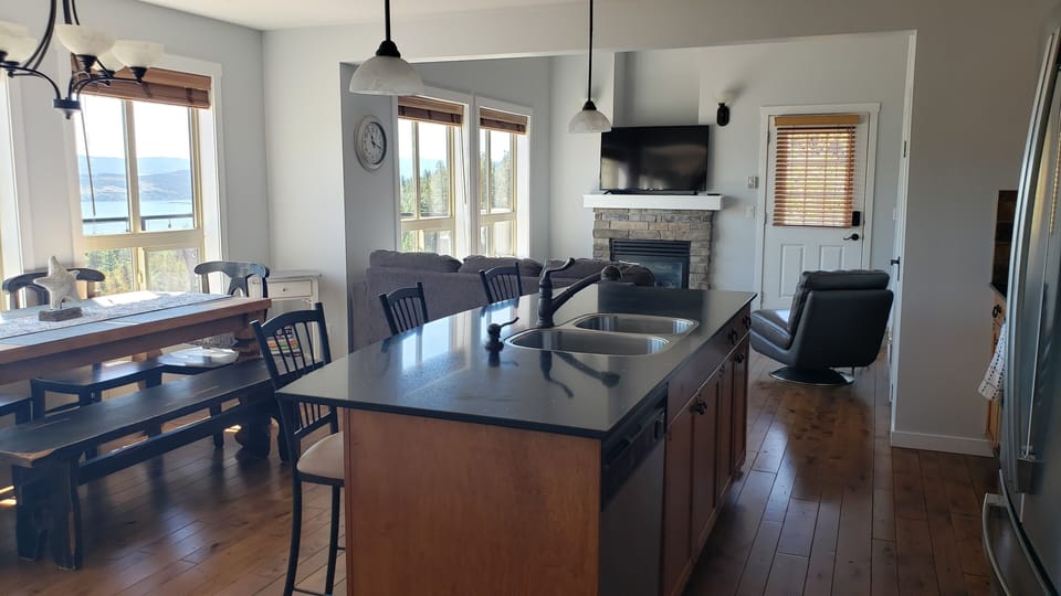 Kitchen that is fully equipped.