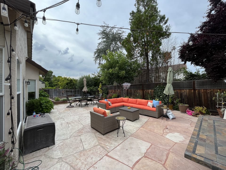 Expansive garden area w multiple seating areas, BBQ and 2 headlamps 