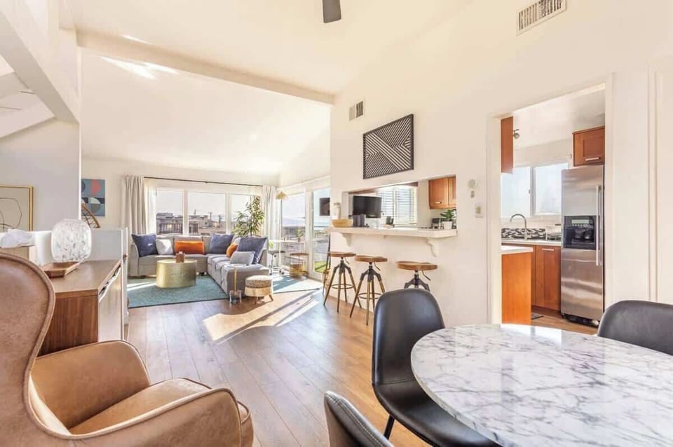 Bright, airy, and filled with stunning ocean views—your perfect Manhattan Beach retreat awaits.

