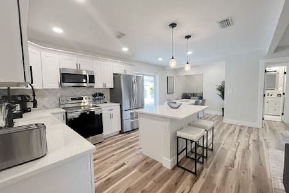 Fully Stocked Kitchen w/ Stainless Steel Appliances