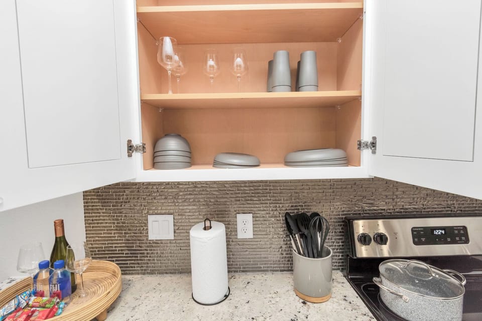 Fully Stocked Kitchen (1)