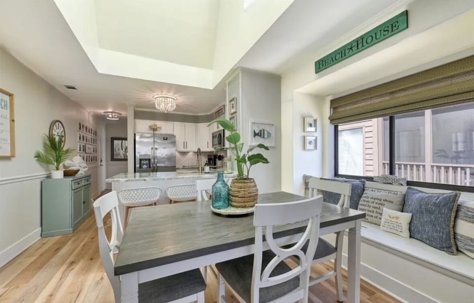 comfortable eating space: table for 4, island seating for 3 and window bench