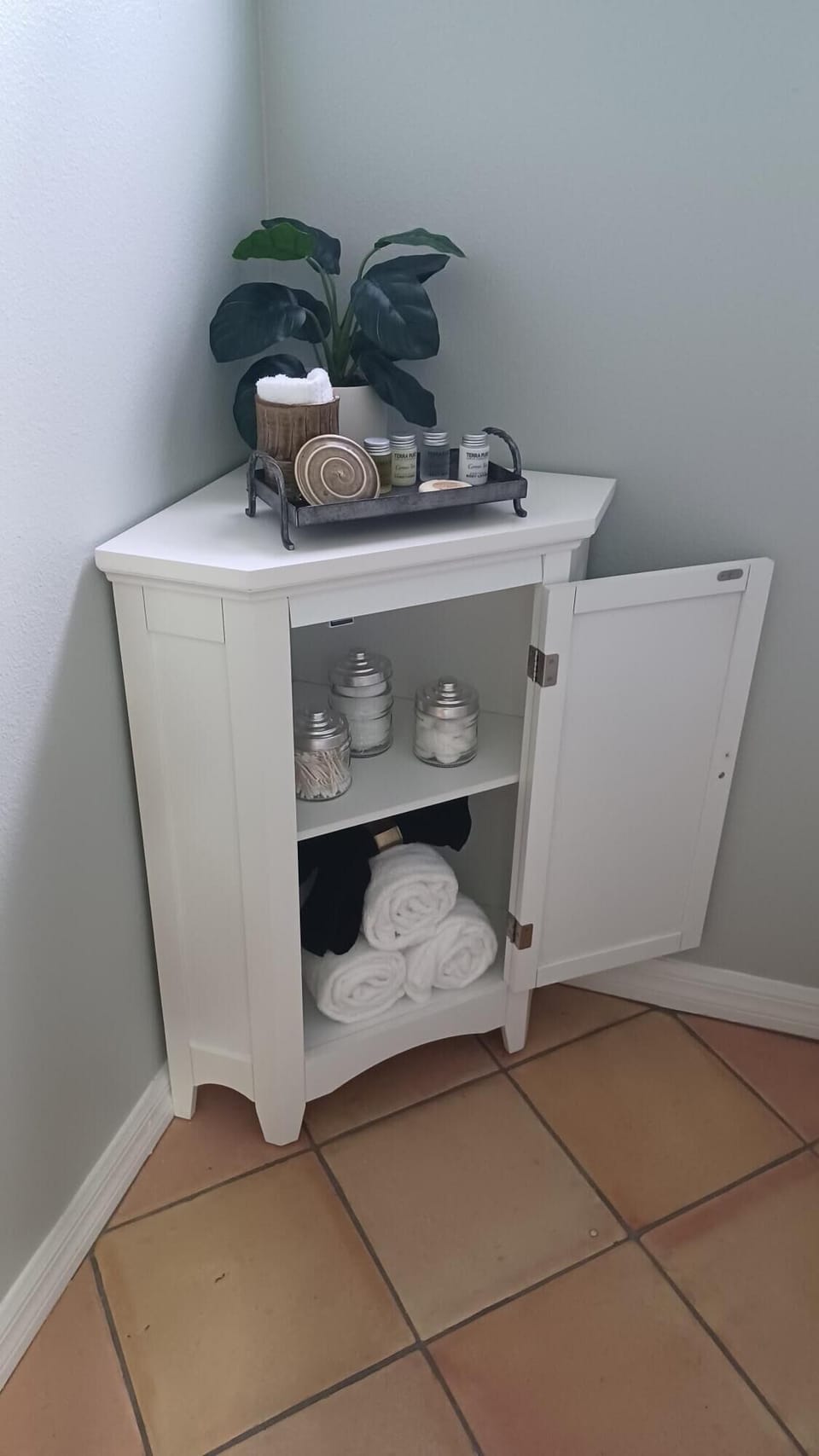 Full Bathroom | Complimentary Toiletries 