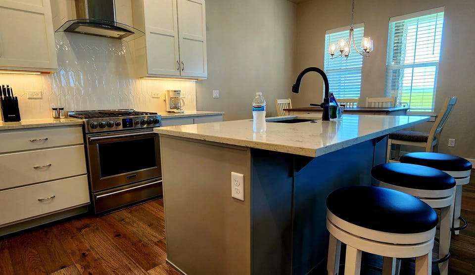 Modern kitchen:  fully stocked with everything you need to enjoy your stay!
