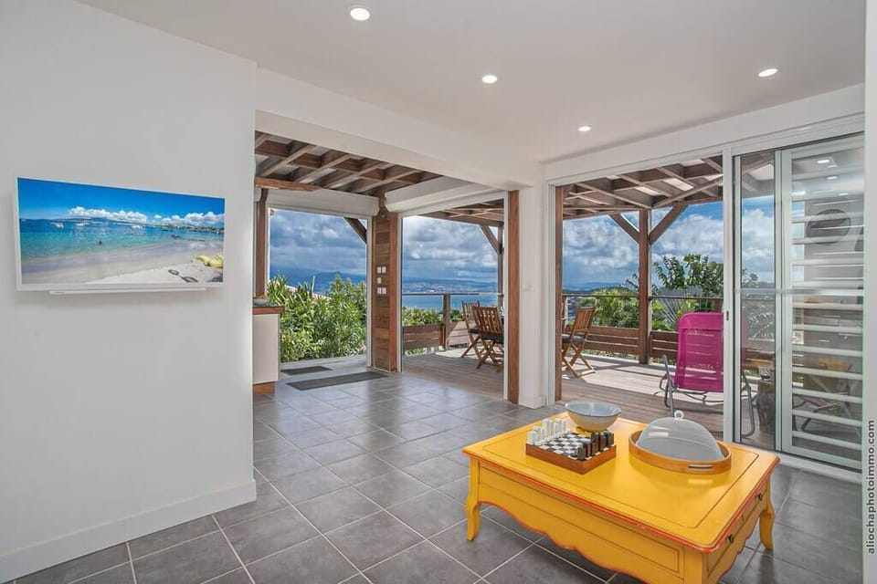 Villa Canopée - Living room overlooking the bay of Fort-de-France