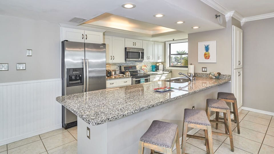 Kitchen and Breakfast Bar