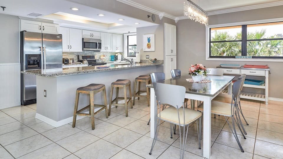 Kitchen with Breakfast bar and Dining Area