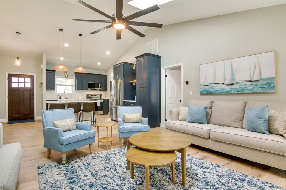 Living Room | Queen Sleeper Sofa | Central A/C | Smart TV | Fireplace