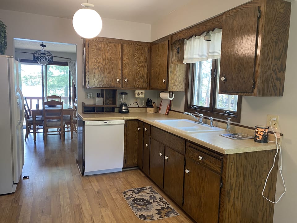 Fully furnished kitchen. 