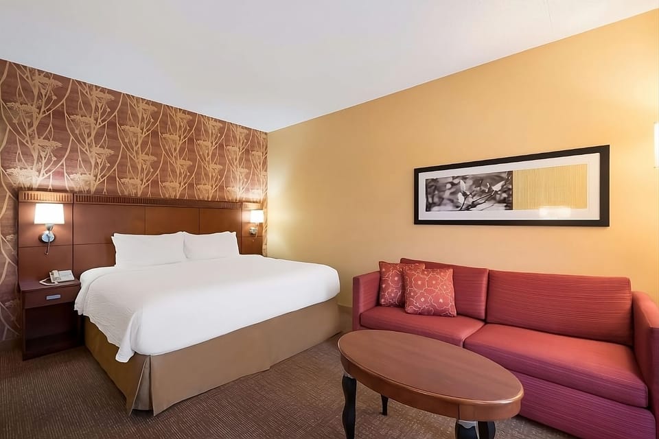 King sized bed! Exact unit will be assigned upon arrival. Views, colors and decor may vary.