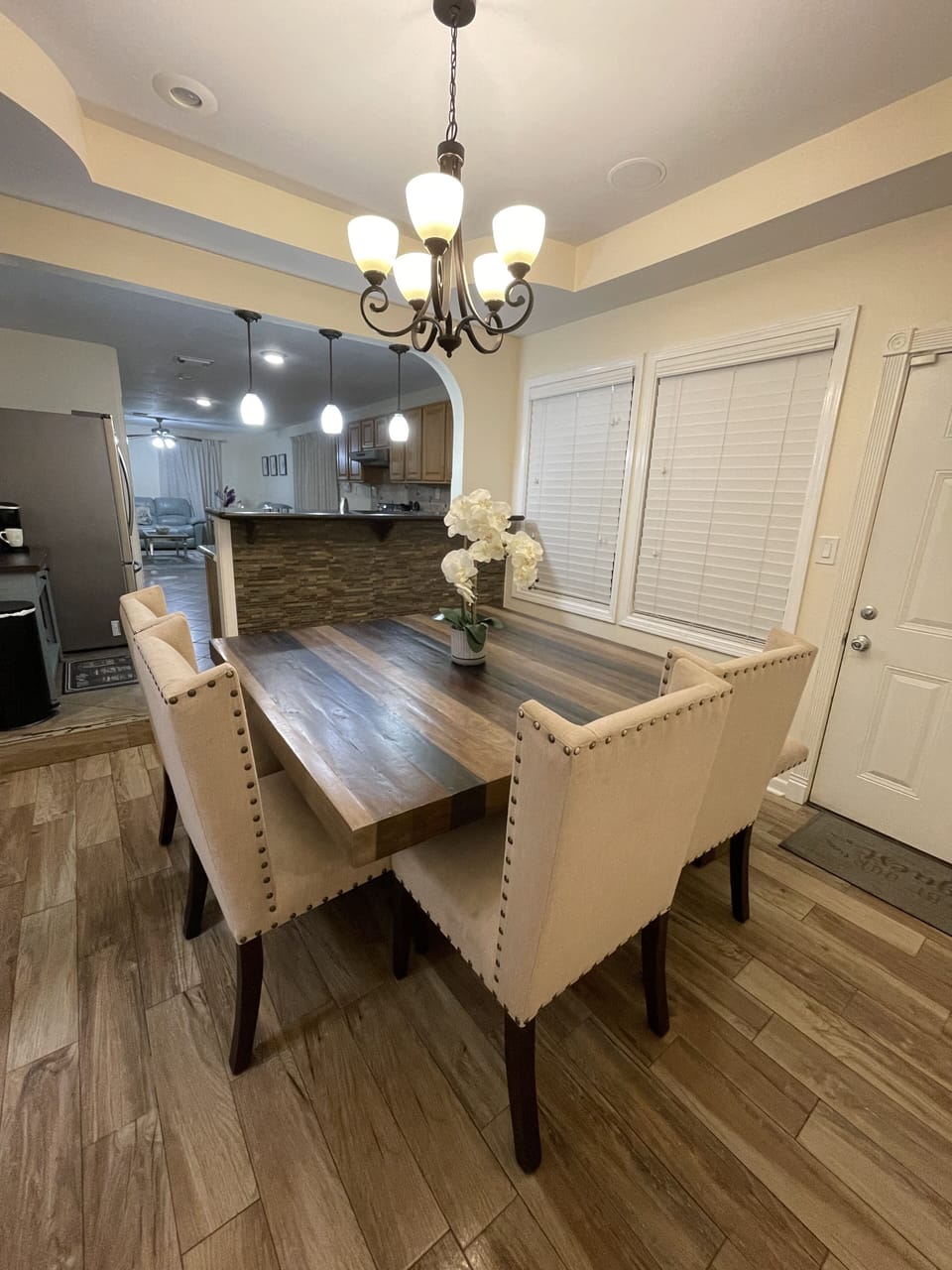 Dining table easy accommodate 10 people 