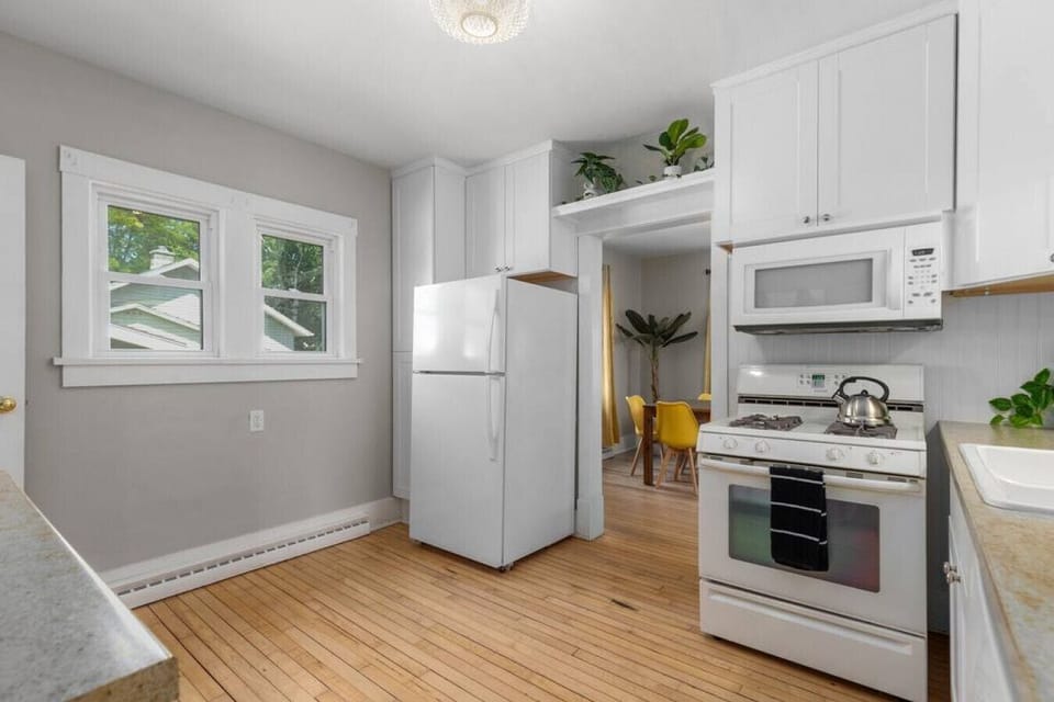 Ample lighting in the kitchen for when you want to prepare a meal!