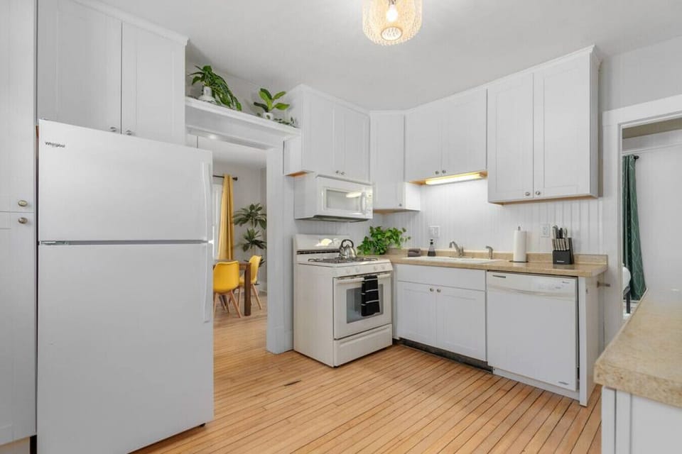 Bring out your inner chef in the fully stocked kitchen using Greenware pots & pans. A starter supply of paper towels, dishwasher pods and dish soap are provided!