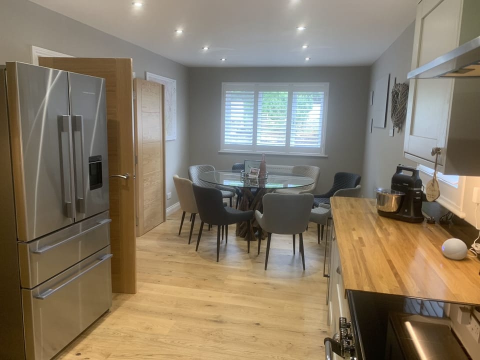 Dining kitchen (seats 8) with French style fridge freezer with water & ice, Aga