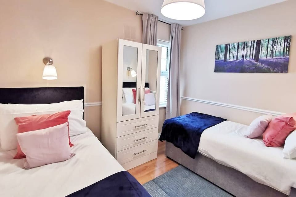 TWIN BEDROOM