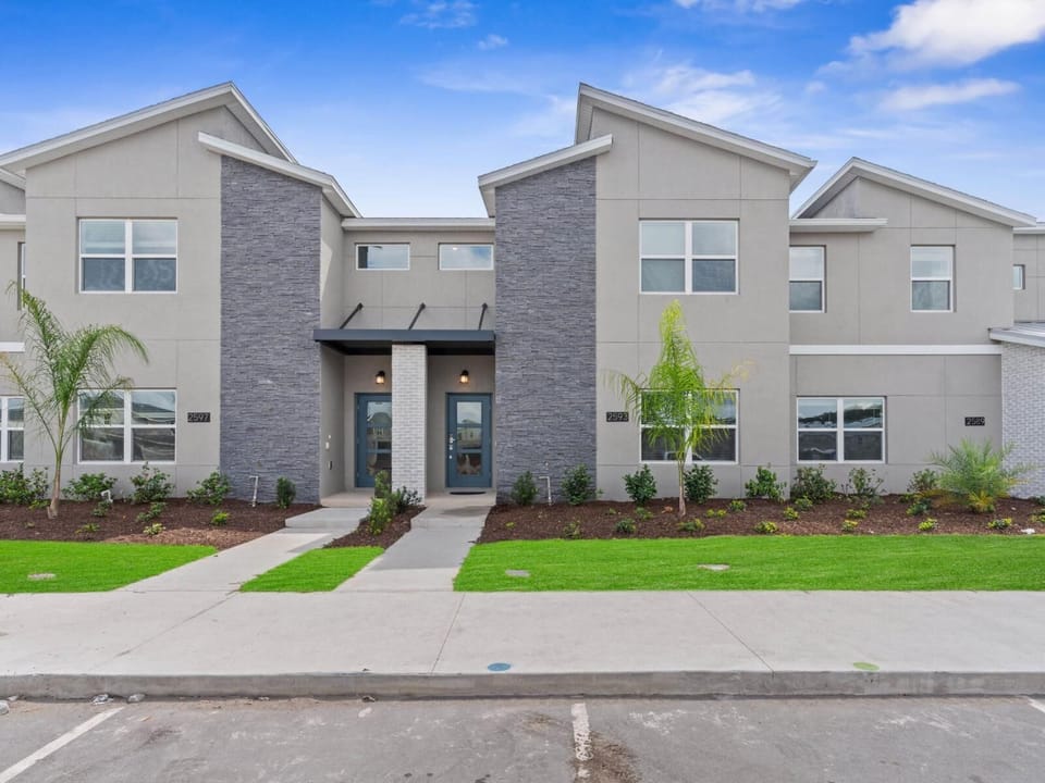 Walking Distance to the clubhouse..No Need to Drive