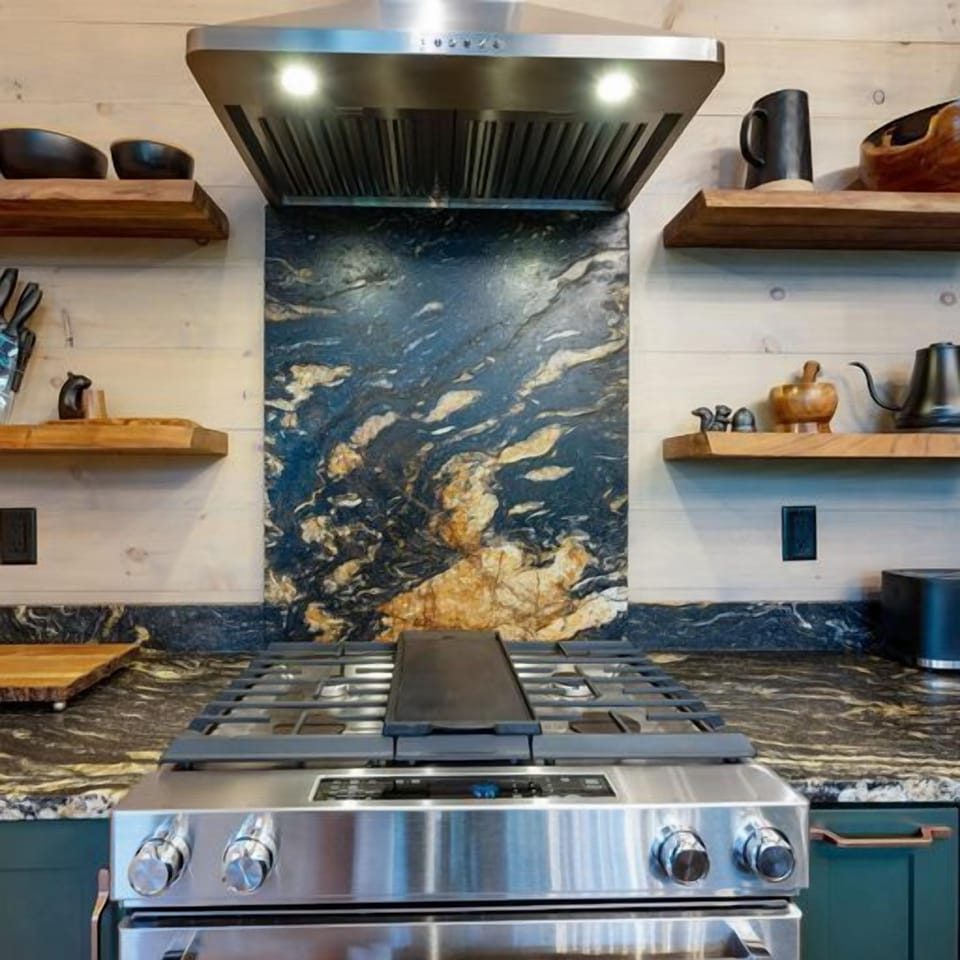 The well-equipped kitchen ensures you have everything you need to prepare a delicious meal surrounded by nature. 