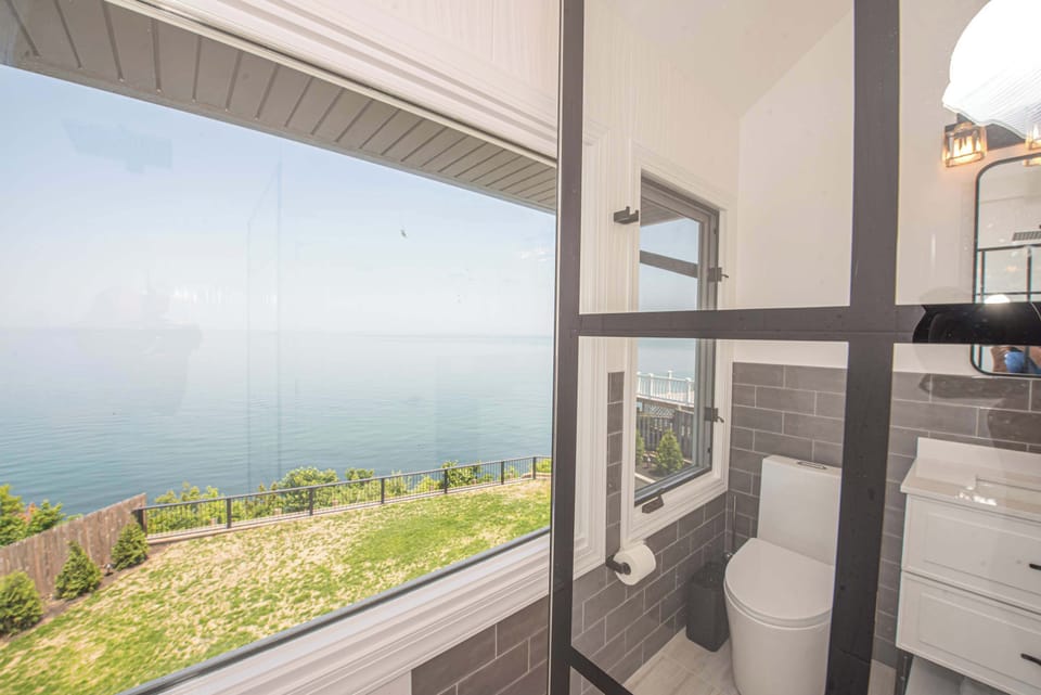 Bathroom with breathtaking views