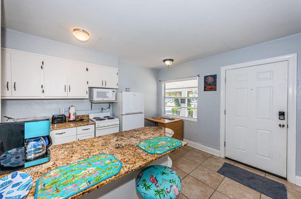 21-web-or-mls-Unit20220Kitchen205