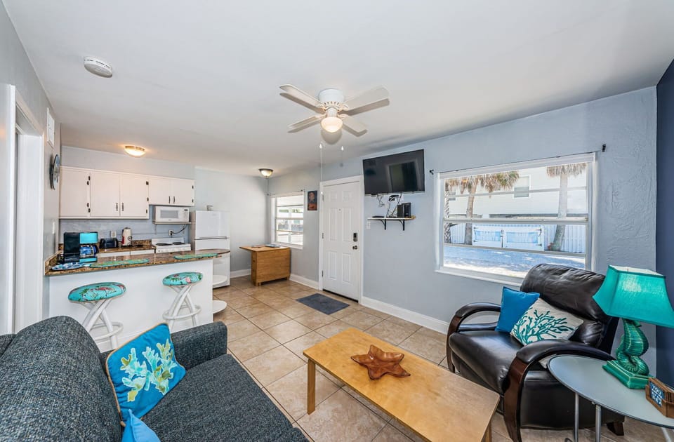 14-web-or-mls-Unit20220Living20Room202