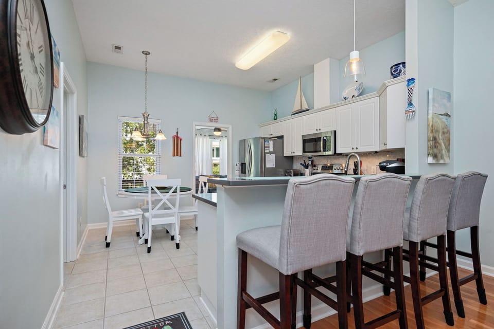 Eat-in Kitchen / Bar Stools - East