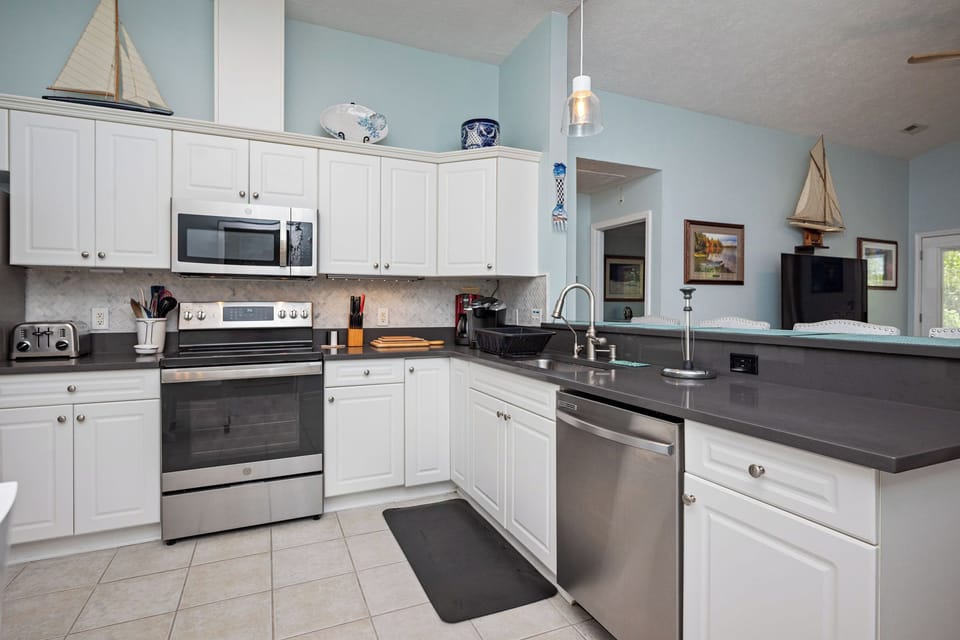 Eat-in Kitchen - East