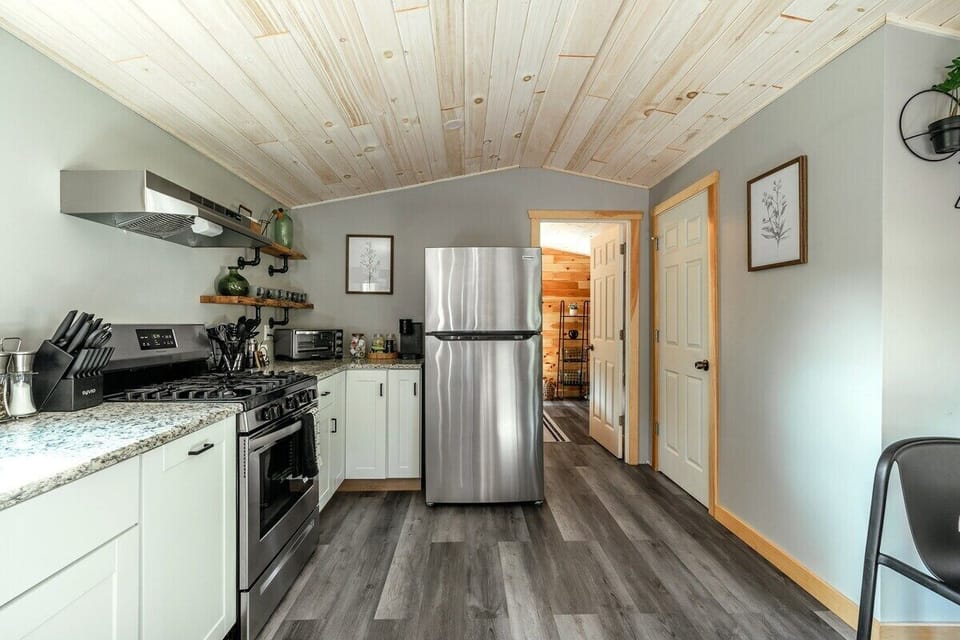 The spacious kitchen is fully equipped for cooking up your favorite meals, whether it’s a quick breakfast or a cozy dinner with friends and family.