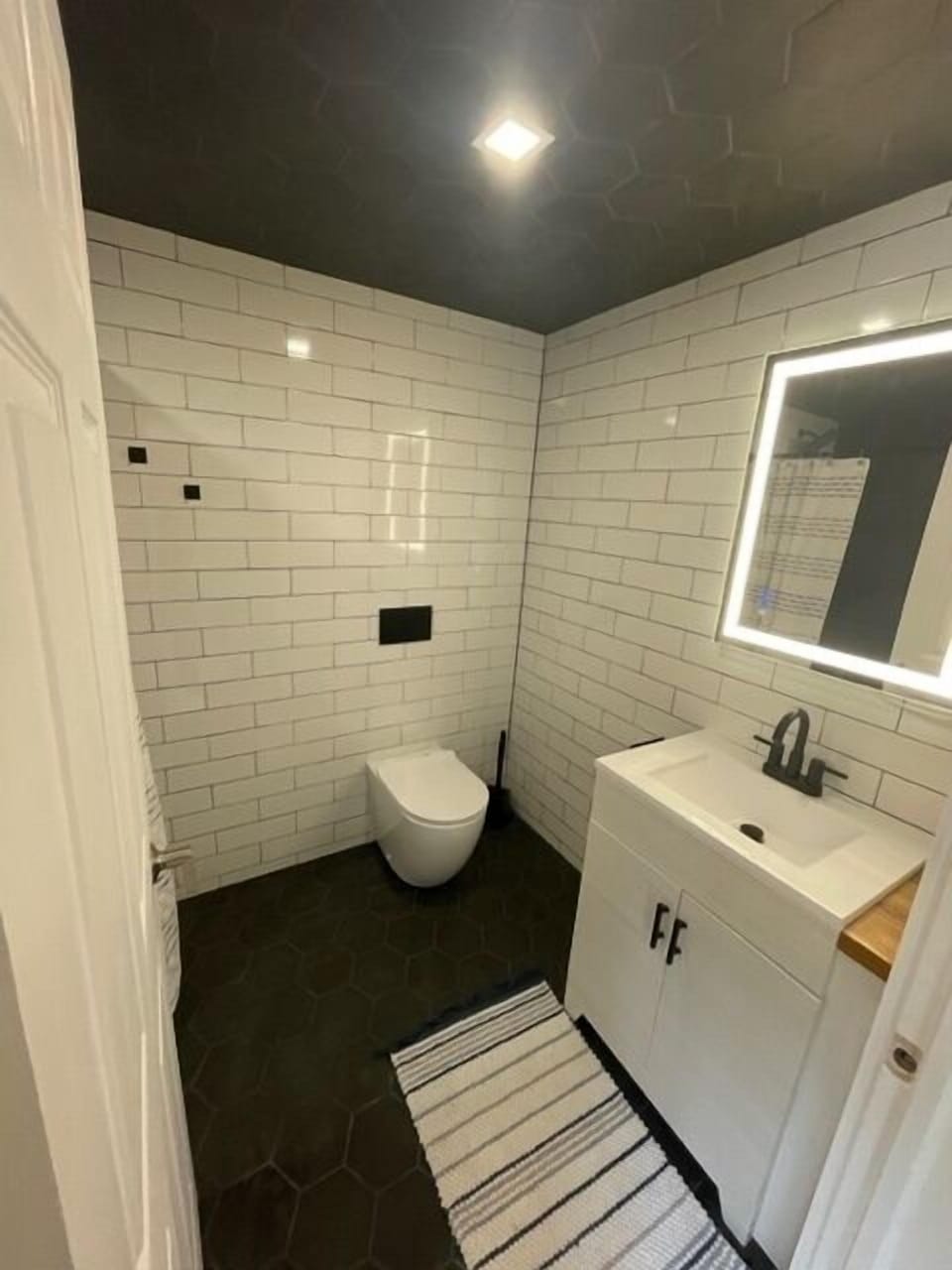 Large modern bathroom