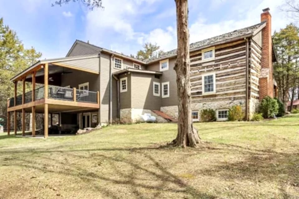 Huge cabin sleeps 18
