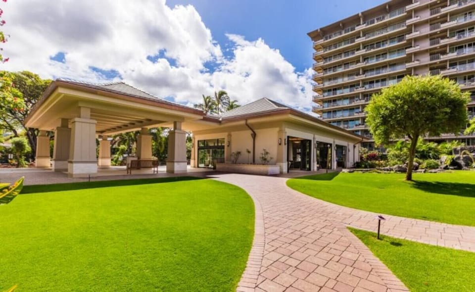 Courtyard & lobby