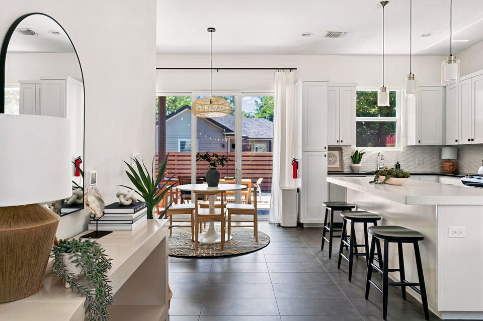 Dining area (table and breakfast bar)