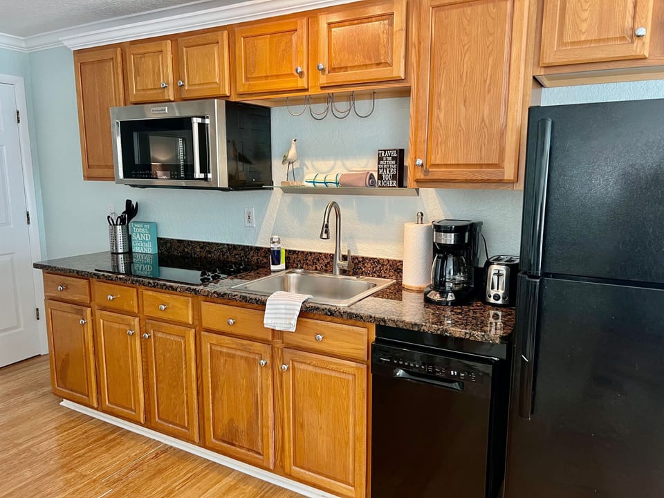 fully equipped kitchen with cooktop, microwave/convection oven, dishwasher 