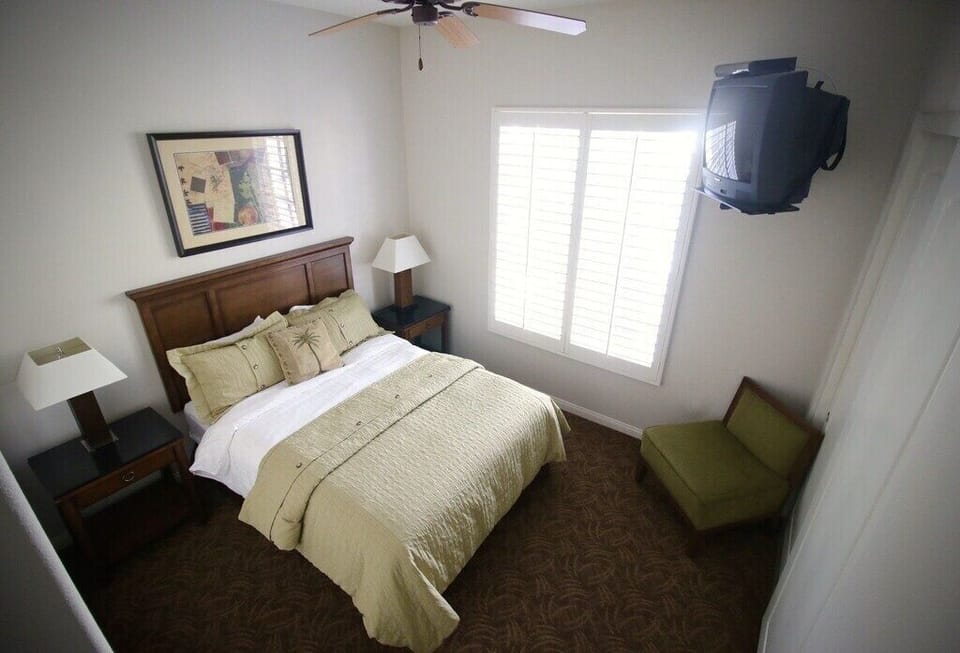 Queen bed in guest bedroom. Full bath located across the hall.