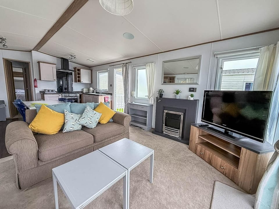 This area seamlessly connects the kitchen, dining, and lounge areas, creating a wonderfully social and inviting atmosphere for everyone.