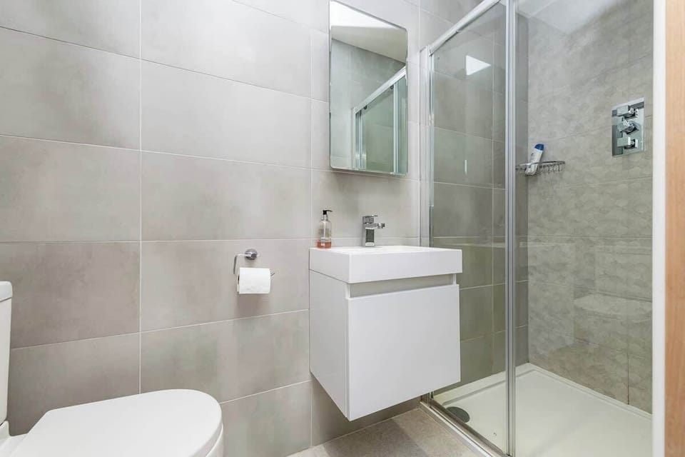 Ensuite to master bedroom