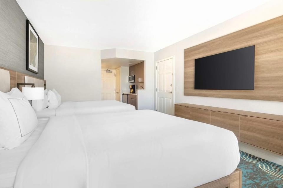 Unit with 2 Queen beds. Exact unit will be assigned upon arrival. Views, colors, and decor may vary.
