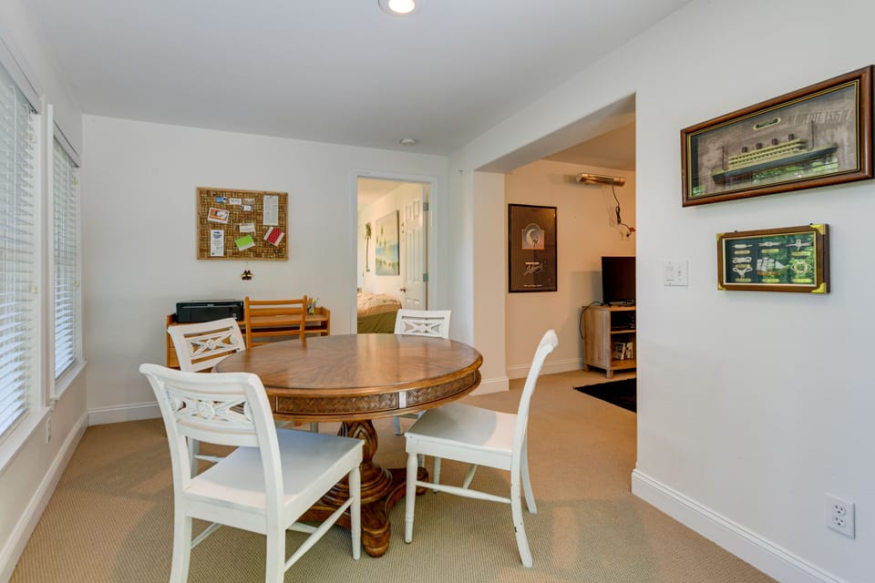 Sitting Area | Work Desk | Lower Level