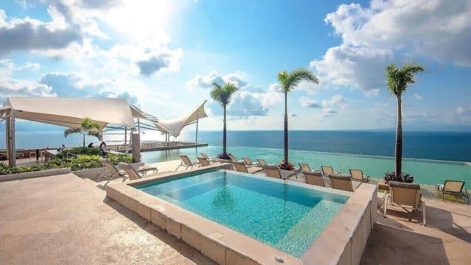 Rooftop Infinity Pool And Hot tub