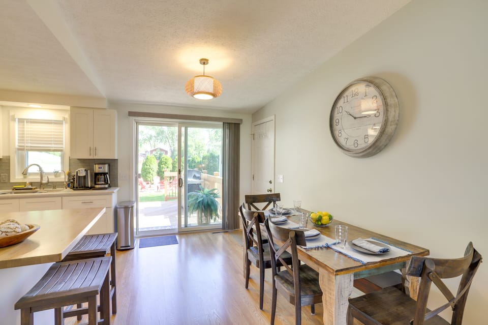 Dining Area | Dishware/Flatware Provided | Free WiFi