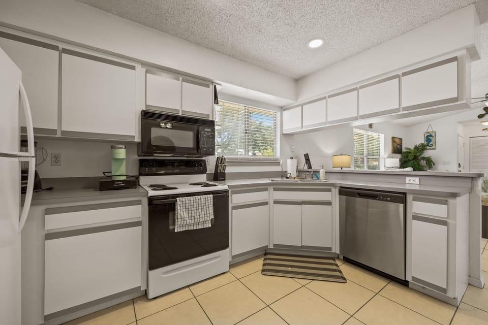 Fully stocked kitchen with plenty of seating at the table and bartop!