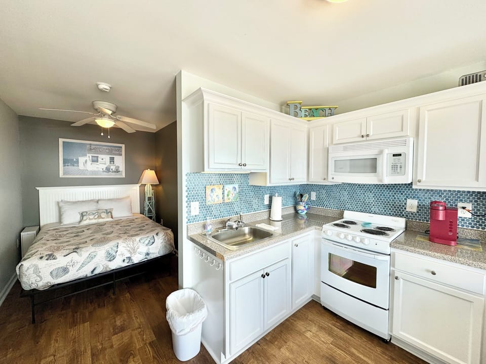 Kitchen/bedroom area.