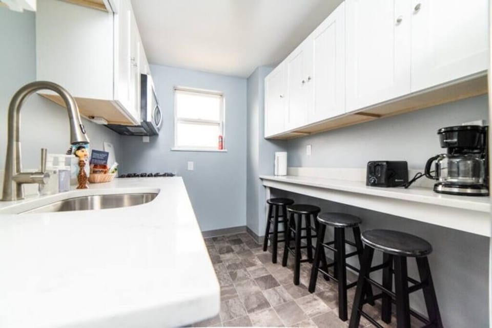 Full Kitchen and breakfast bar