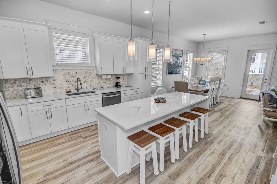 Large island with seating for 5!