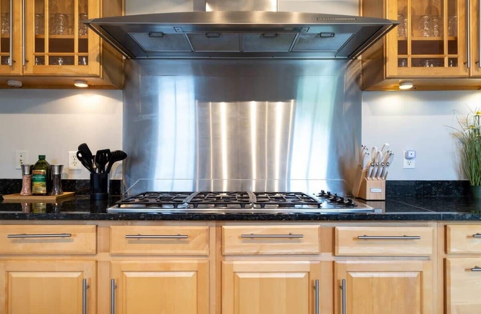 Cook with ease on a spacious gas range, whether it’s a quick breakfast or a full group dinner. #KitchenDetails 